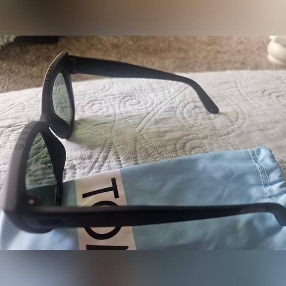 NWOT TOMS BlackSunglasses - Travelers Collection with Polarized Lens With Pouch! - Picture 6 of 8